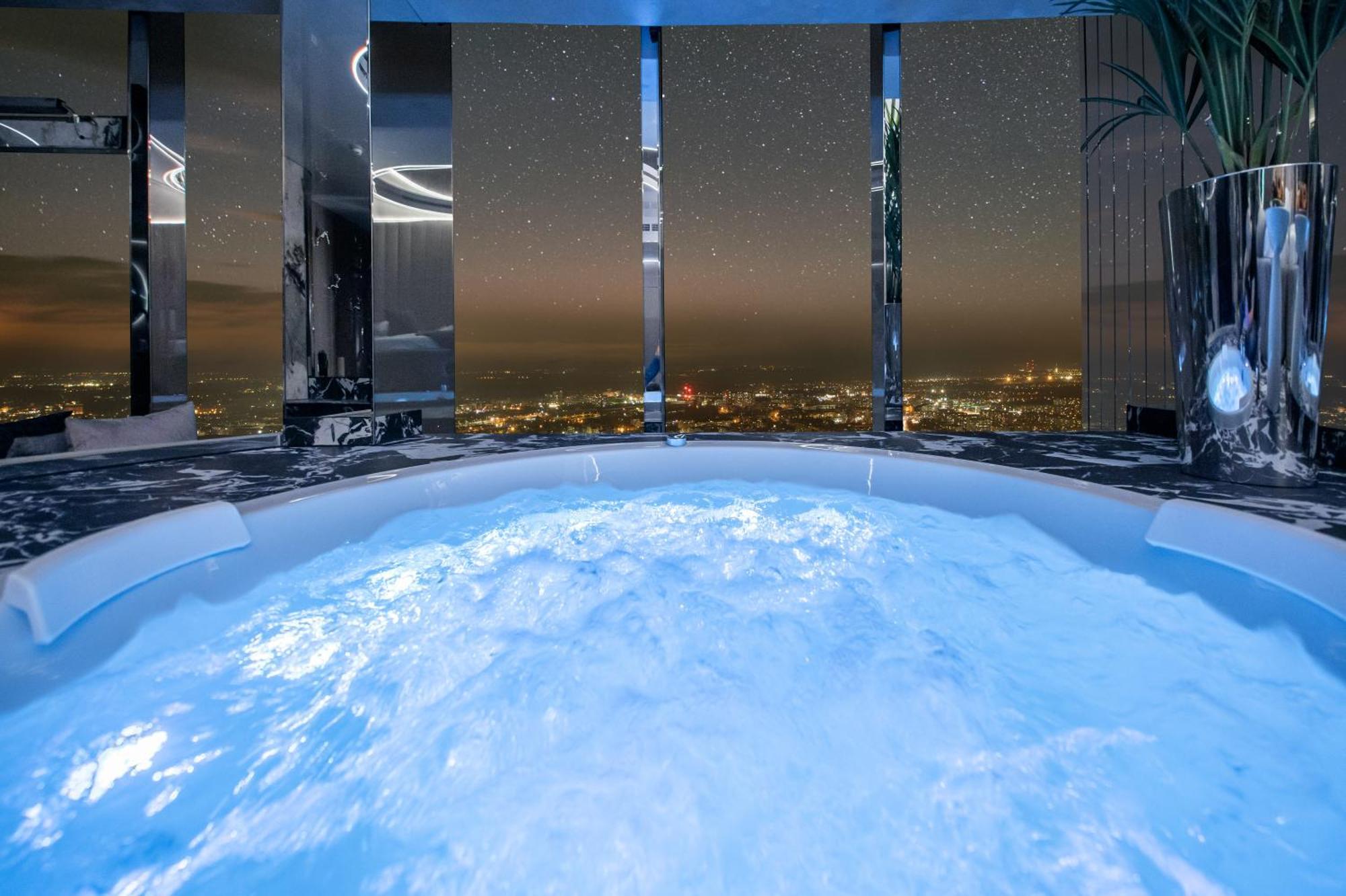 Apartamenty Sky Tower Z Jakuzzi Przy Oknie Vratislav Exteriér fotografie